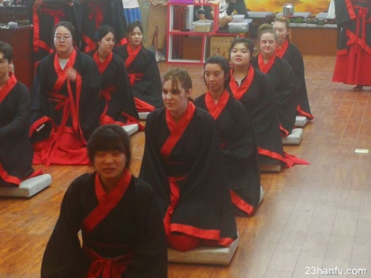 加拿大大学生在汉阳陵着汉服学汉礼 举行“无界汉文化”主题活动