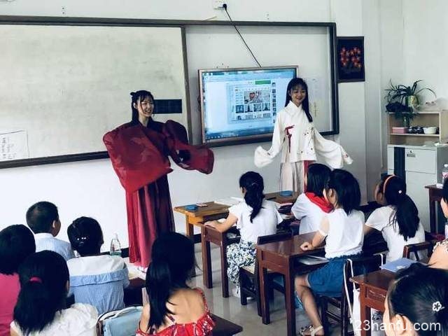 武汉一高校大学生创意支教 身穿汉服走进课堂讲解传统文化