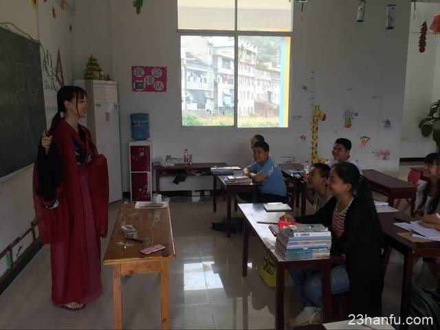 武汉一高校大学生创意支教 身穿汉服走进课堂讲解传统文化