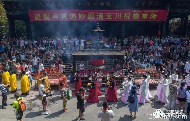 都江堰景区南桥广场上演了一场传统而庄重的活动——笄礼（古代女子成人礼）