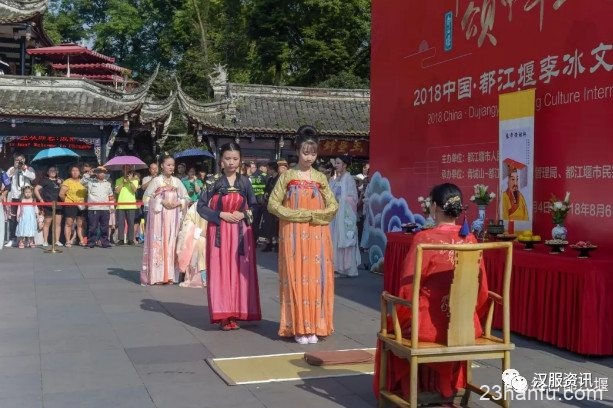 都江堰景区南桥广场上演了一场传统而庄重的活动——笄礼（古代女子成人礼）