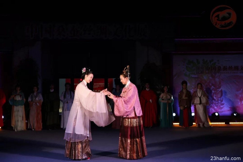 中国桑蚕丝绸文化展开馆仪式表演记
