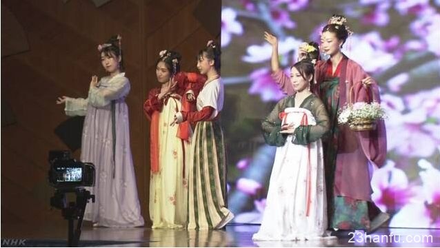 中日对译 | 日本举办了一场介绍“中日古装文化”的时装秀