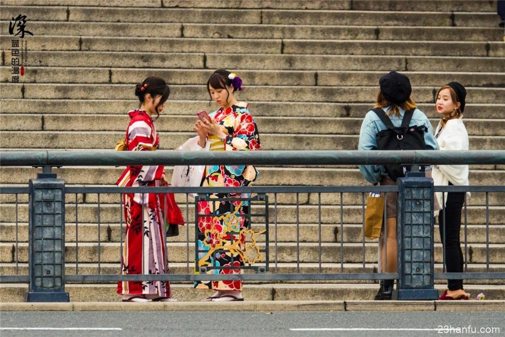 中国游客在日本穿和服大方闲逛，在国内穿汉服为什么会成异类？