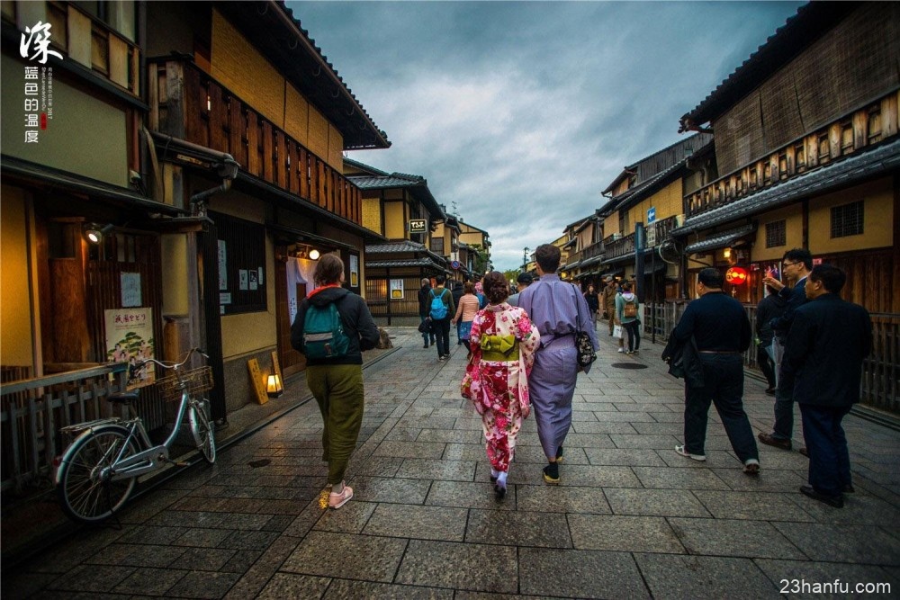 中国游客在日本穿和服大方闲逛，在国内穿汉服为什么会成异类？