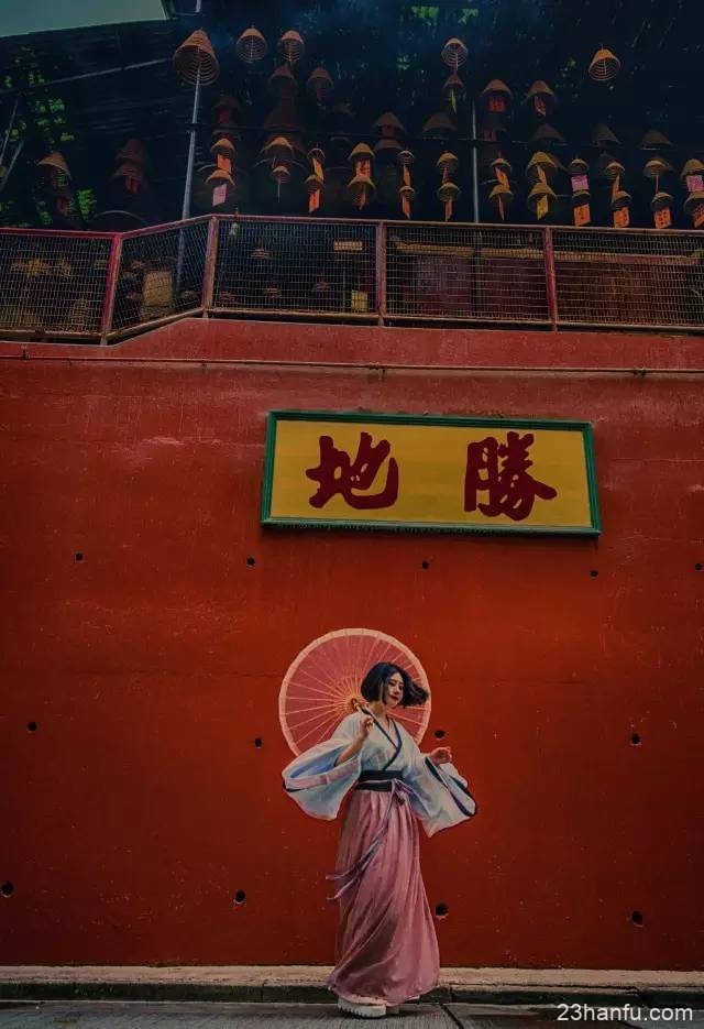 外语一窍不通的她，带着中国千年的汉服环游世界，惊艳了岁月