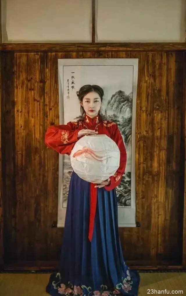 外语一窍不通的她，带着中国千年的汉服环游世界，惊艳了岁月