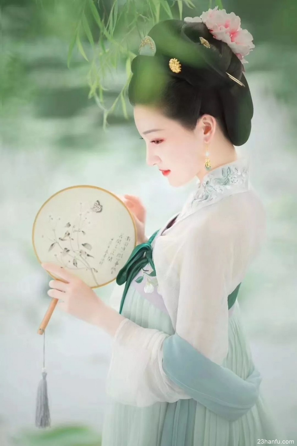 汉服是中华文化的代表性符号，值得我们正视她，弘扬她！