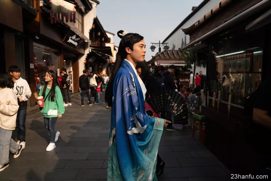 在中国街头，有几百万人穿汉服